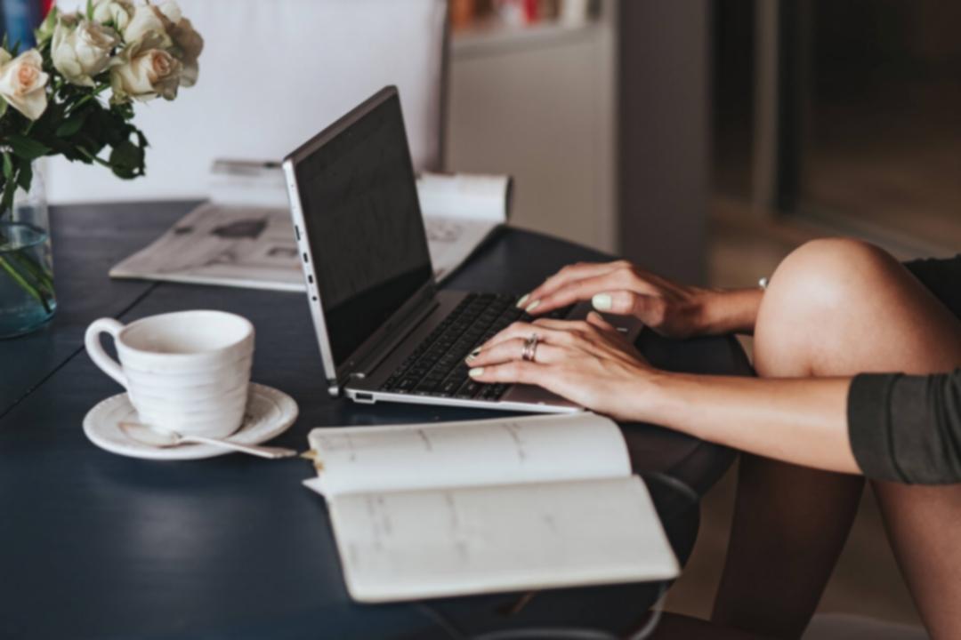 Uczestnik podczas sesji wellness online z instruktorem rockglory